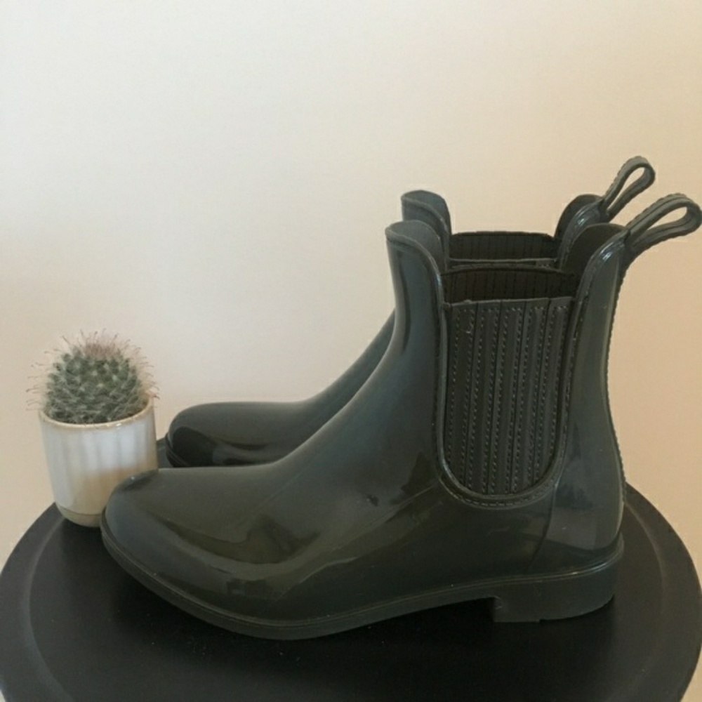 GAP olive Chelsea rainboots
